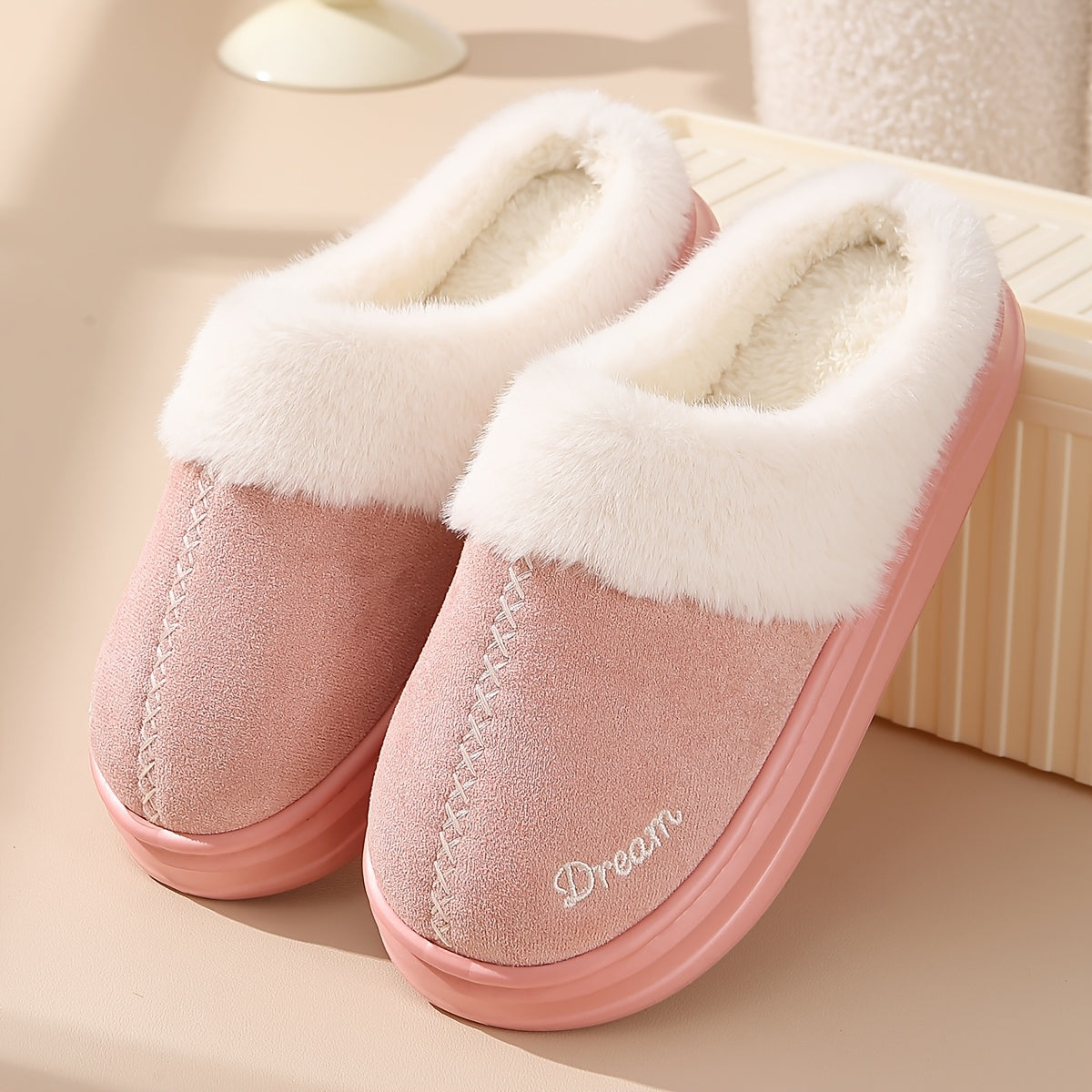 Suze – Cozy fur house slipper with warm lining.